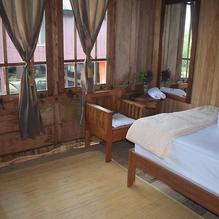 Areef Homestay Kaledupa Bagian luar foto