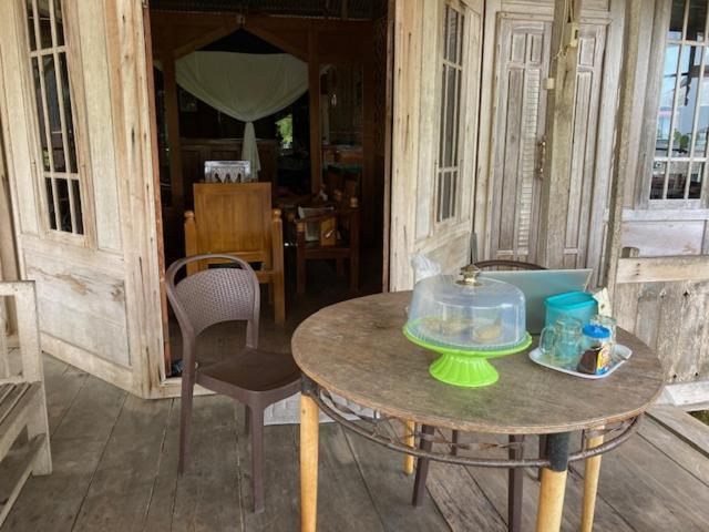Areef Homestay Kaledupa Bagian luar foto