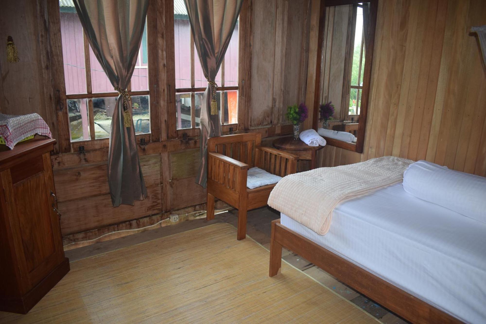 Areef Homestay Kaledupa Bagian luar foto