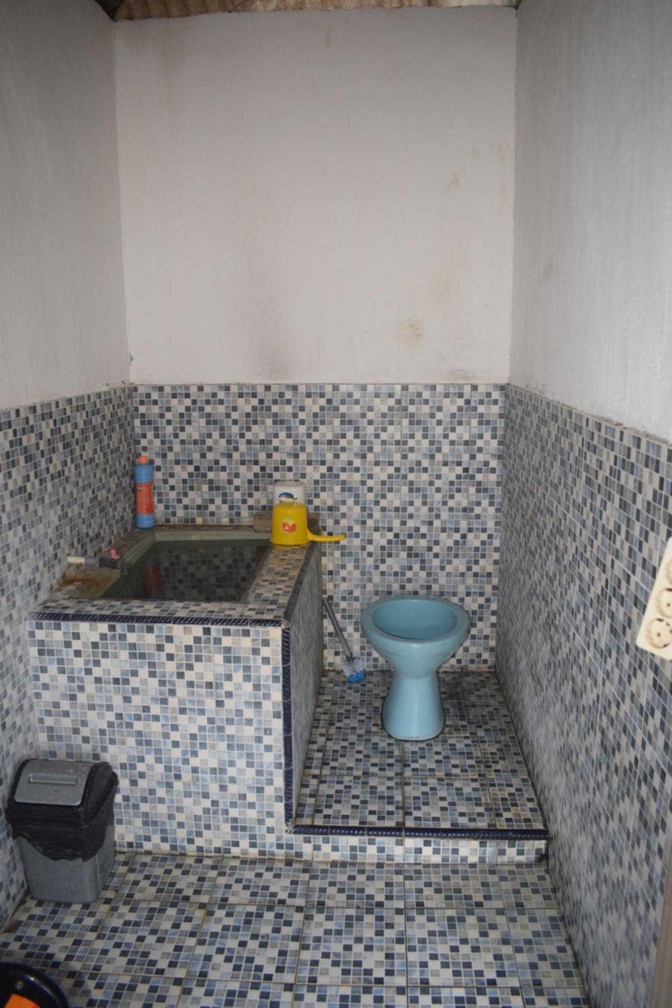 Areef Homestay Kaledupa Bagian luar foto